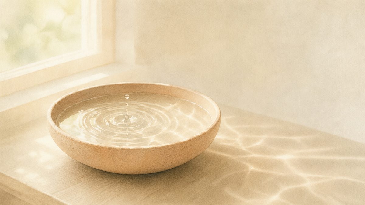 窓辺の浅い水盤に落ちた一滴から静かな同心円の波紋が広がる。無意識のうちに反応が広がるニューロマーケティングのイメージ