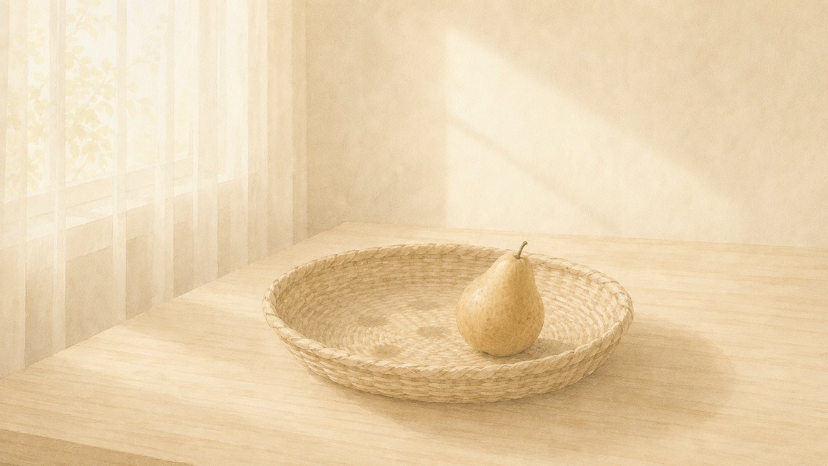 窓辺の編みかごに、ひとつだけ残った洋梨 — 希少性が無意識に働きかけるイメージ